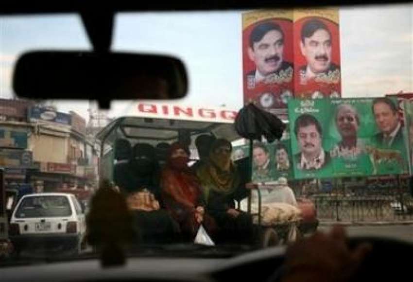 راولپنڈی،شہری انتخابات کیلئےلگائےگئے بورڈز کے قریب سے ..