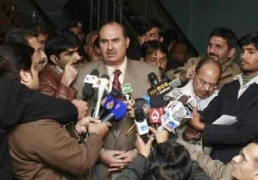 اسلام آباد،نگران وفاقی وزیرداخلہ حامدنواز صحافیوں سےگفتگوکررہےہیں۔