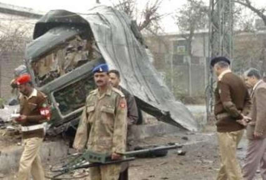 راولپنڈی، فوج اہلکار خودکش حملے میں تباہ ہونے والی بس کے ..