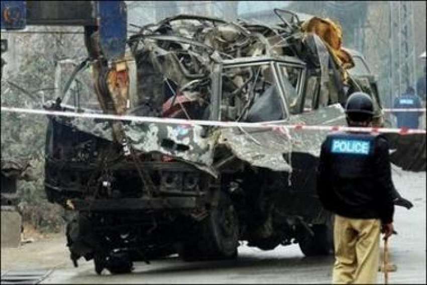 راولپنڈی،پولیس اہلکاروں نے خودکش حملہ کے بعد متاثرہ جگہ ..