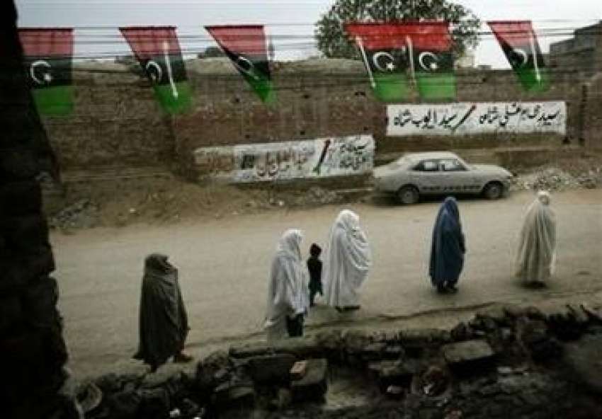 پشاور،خواتین انتخابی جھنڈوں کےقریب سےگزررہی ہیں۔