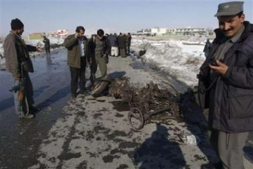 کابل، افغان پولیس اہلکار خودکش دھماکے والی جگہ کا معائنہ ..