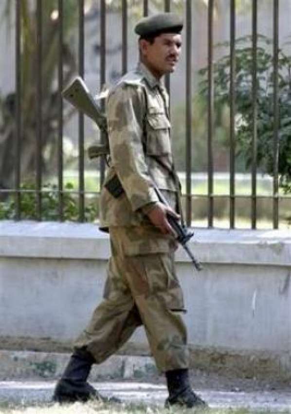 کراچی،پاک فوج کا ایک جوان ایک انتخابی دفترکے باہر الرٹ کھڑا ..