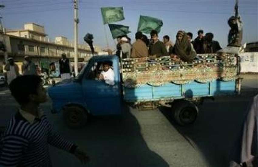 اٹک،مسلم لیگ ن کے کارکن انتخابی ریلی کے دوران ٹرک پر جا رہے ..