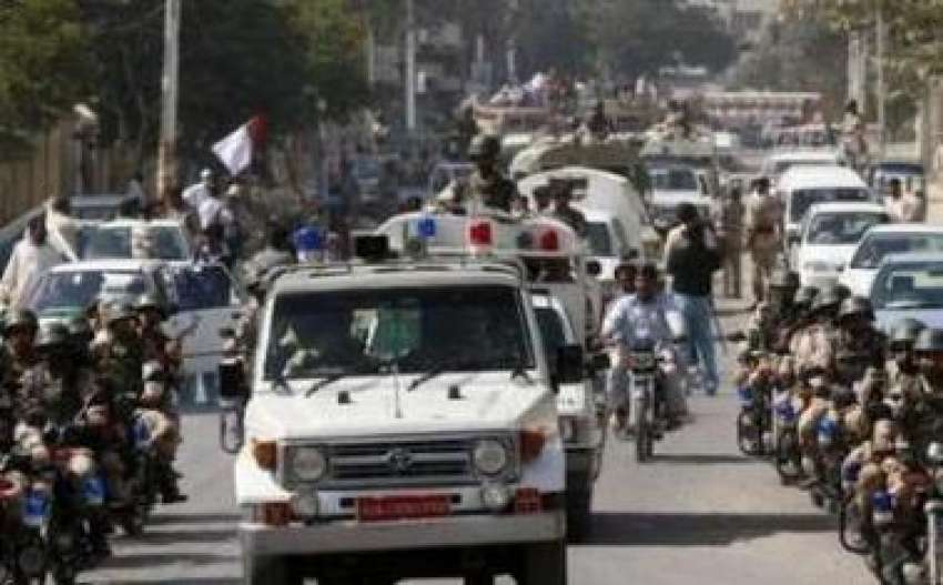 کراچی،پیراملٹری فورس کے جوان انتخابات کے حوالے سے پیٹرولنگ ..