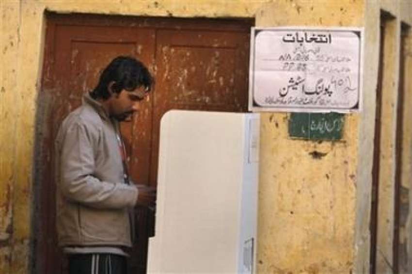 راولپنڈی،ایک شہری مقامی پولنگ سٹیشن پر ووٹ ڈال رہا ہے۔