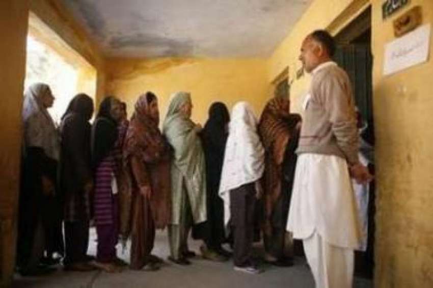 اٹک،ایک پولنگ سٹیشن پر خواتین لائن بنائے ووٹ ڈالنے کیلئے ..
