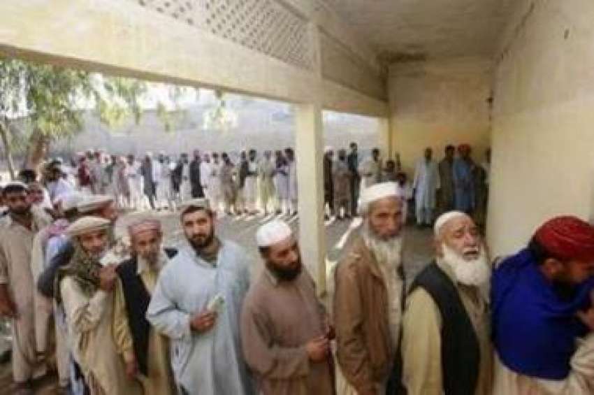 کراچی،شہریوں‌کی ایک لمبی قطار پولنگ سٹیشن پر ووٹ ڈالنے ..