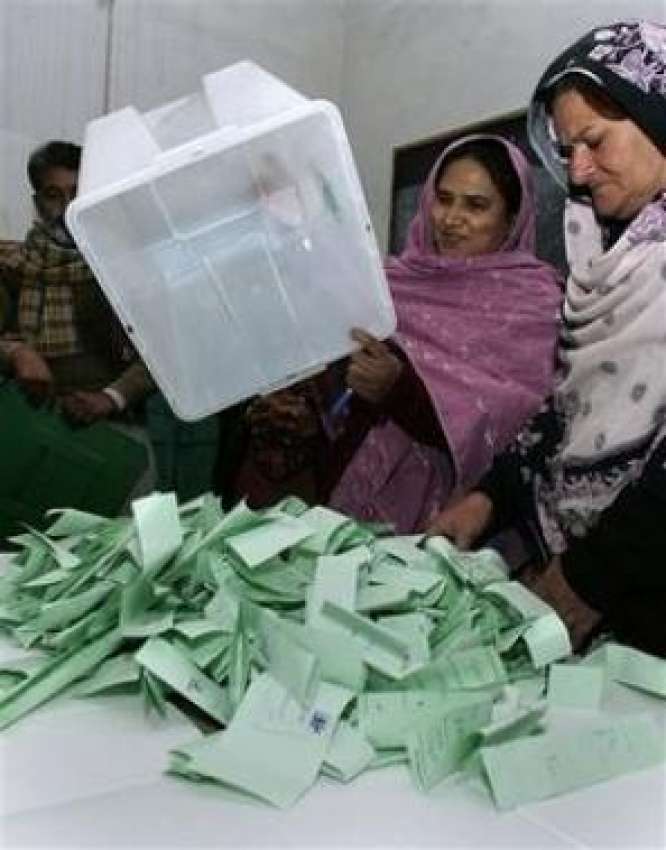راولپنڈی،ایک پولنگ سٹیشن پر الیکشن کمیشن کے اہلکار ووٹوں ..