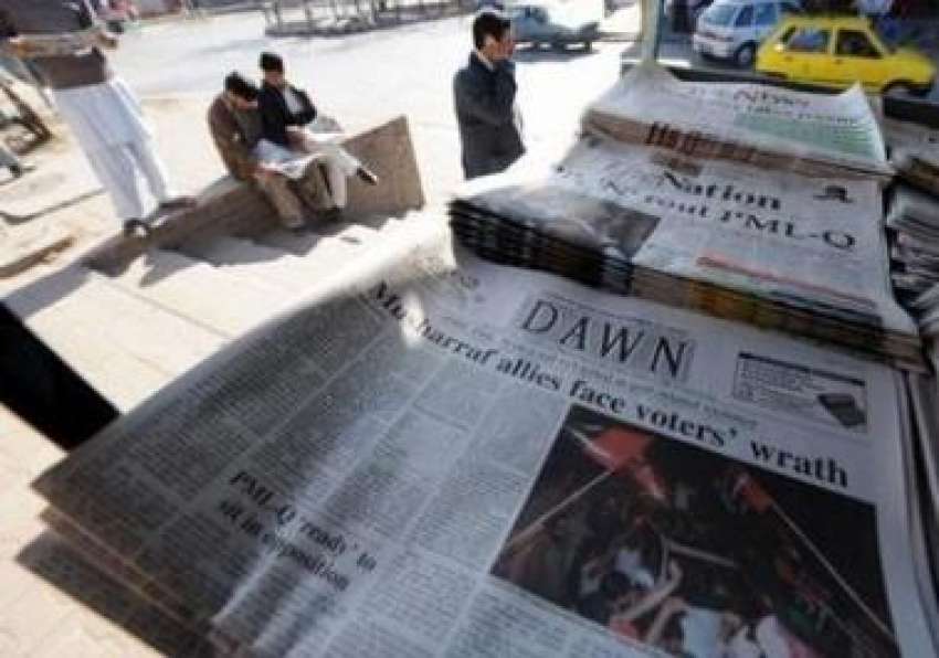 اسلام آباد،ایک چوراہے پر اخبارات کے سٹینڈ میں اپوزیشن کی ..