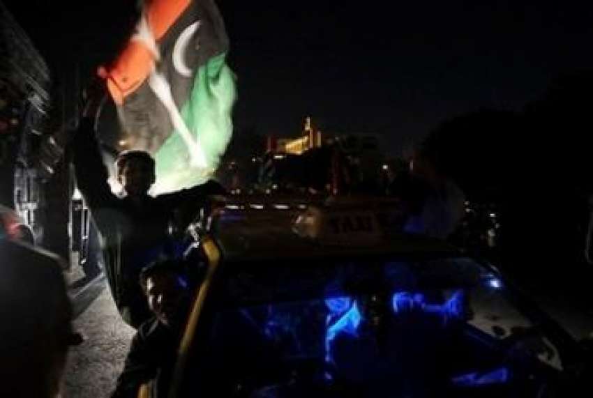 کراچی، سندھ میں پیپلزپارٹی کے کارکن جھنڈا اٹھائے اپنی پارٹی ..