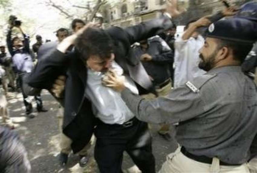 کراچی،پولیس اہلکار احتجاج کررہے وکلا پر تشددکررہے ہیں۔
