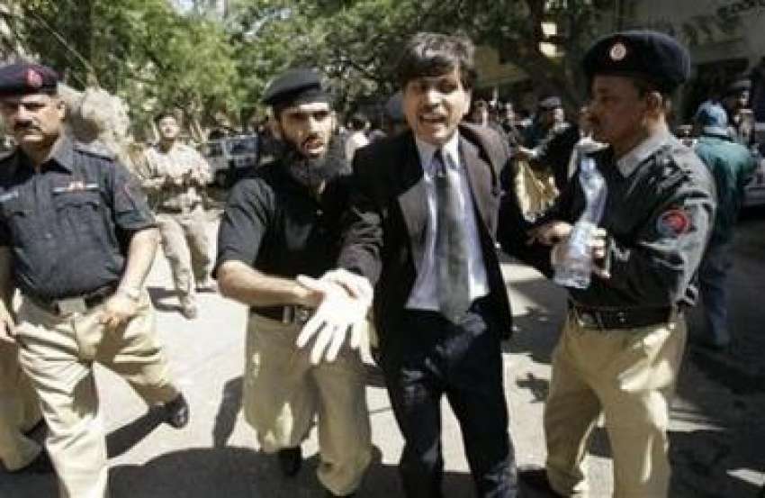 کراچی،پولیس اہلکار عدلیہ کی آزادی کیلئے احتجاج کرنیوالے ..