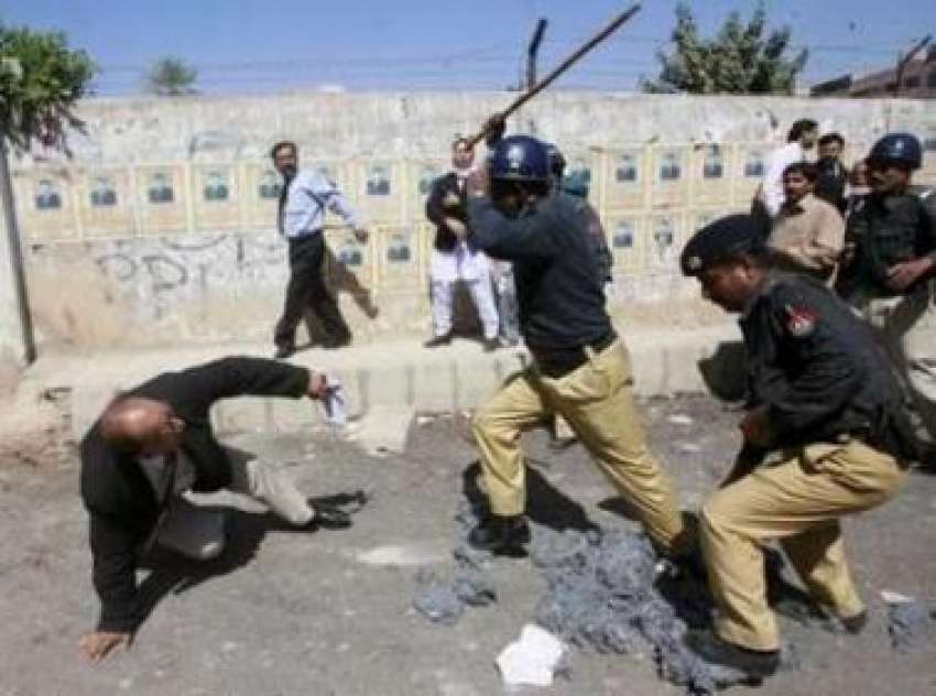 کراچی،پولیس اہلکار احتجاج کرنیوالے ایک وکیل پر شدید لاٹھی ..