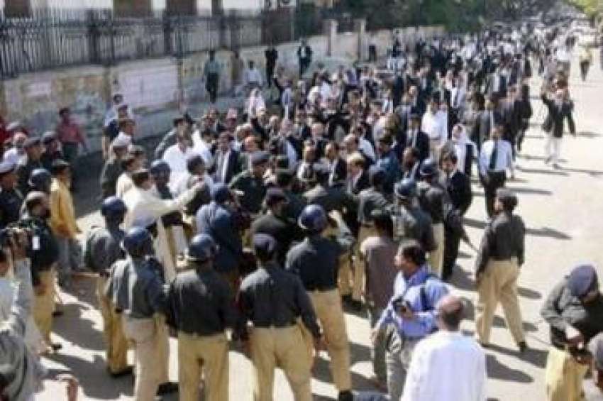 کراچی،پولیس اہلکار آزادی عدلیہ کیلئے احتجاج کرنیوالے وکلا ..
