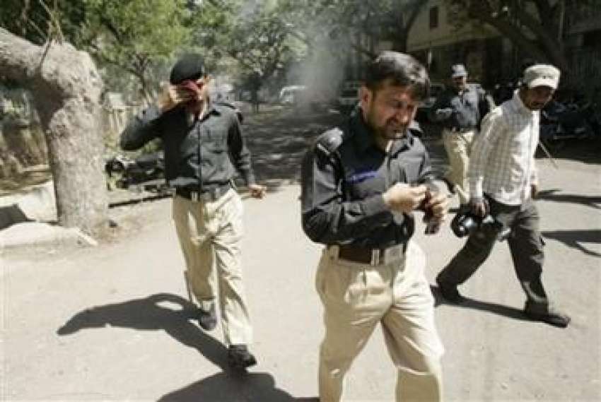 کراچی،وکلا پر پھینکے جانیوالے آنسو گیس کے گولوں سے متاثر ..