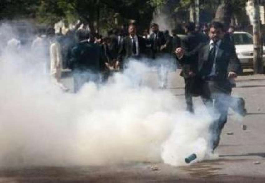 کراچی،وکلا پولیس کی جانب سے پھینکے جانیوالے آنسو گیس کے ..