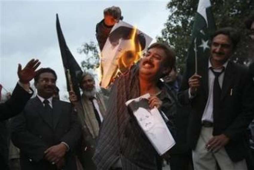 اسلام آباد،وکلا احتجاجی مظاہرے کے دوران صدرمشرف کی تصویر ..