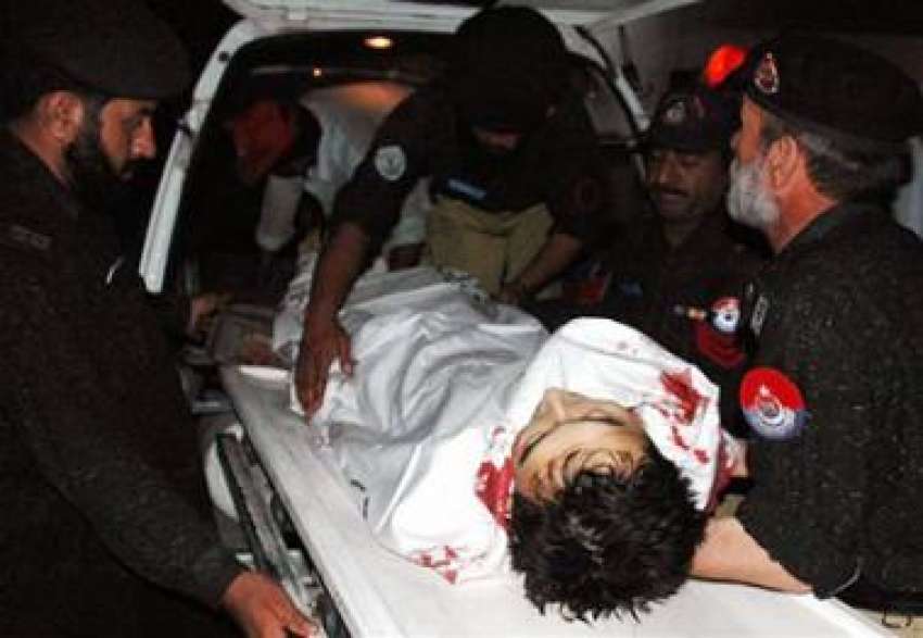 پشاور،پولیس اہلکار شرپسندوں کے حملے میں زخمی ہونیوالے اپنے ..