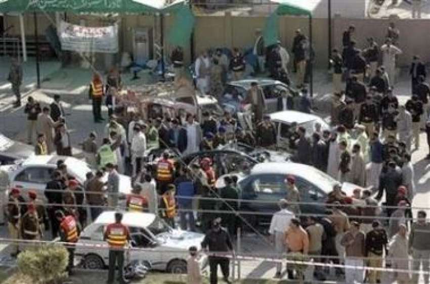 راولپنڈی،خودکش حملہ کے بعد جائے حادثہ پر شہری اور پولیس ..