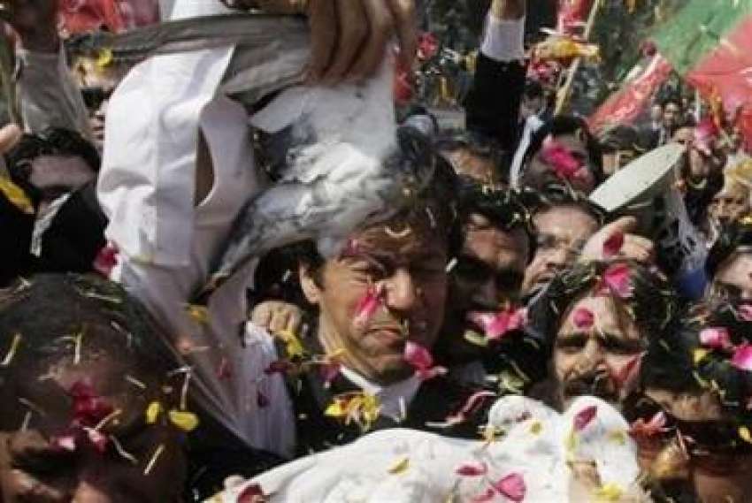 لاہور،وکلا پاکستان تحریک انصاف کے سربراہ عمران خان کے ایوان ..