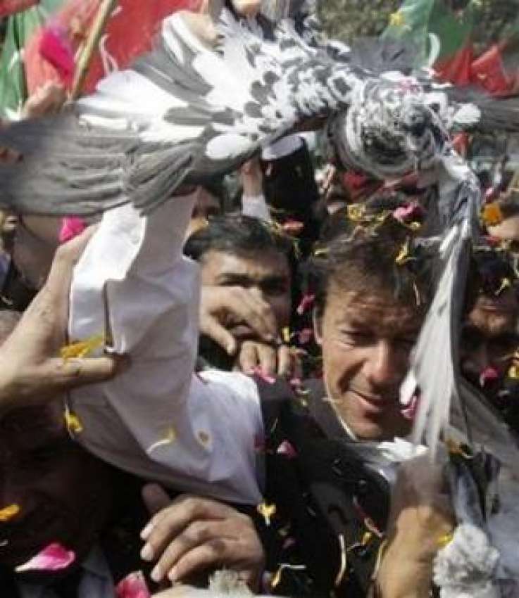 لاہور،پاکستان تحریک انصاف کے سربراہ عمران خان کے ایوان ..