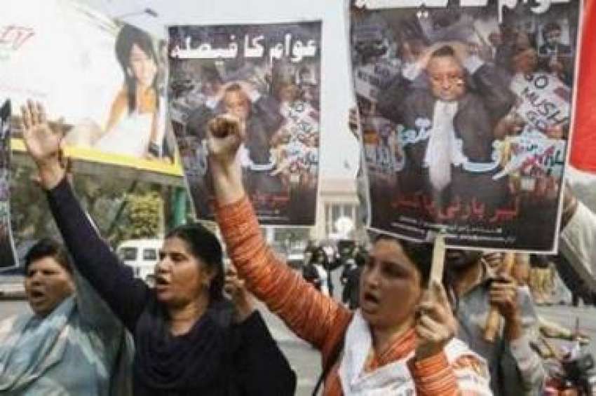 لاہور،ایک سیاسی جماعت کے کارکن احتجاجی مظاہرے کے دوران ..