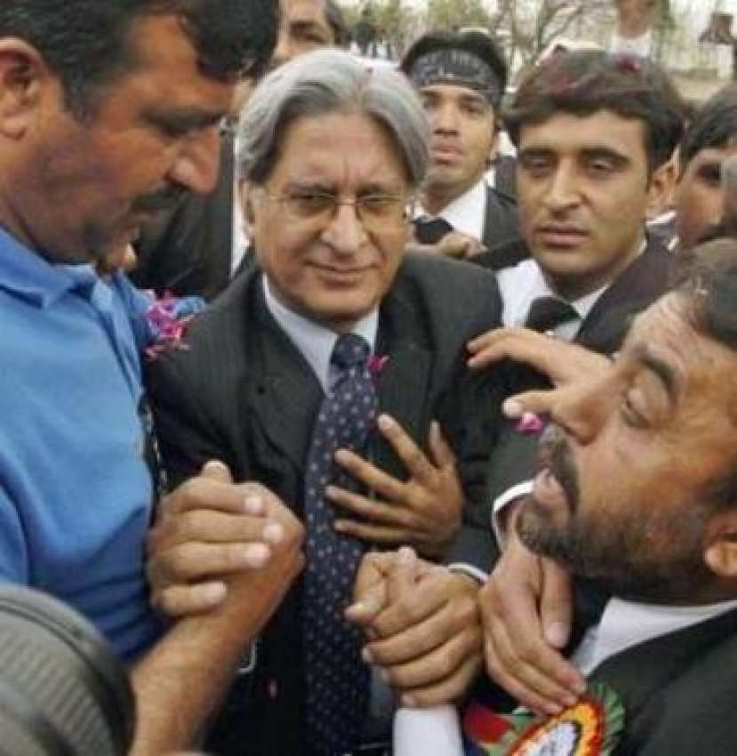 راولپنڈی،سپریم کورٹ بار ایسوسی ایشن کے صدر اعتزاز احسن ..