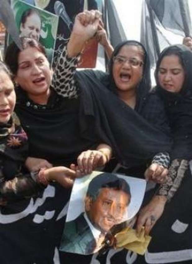 ملتان،مسلم لیگ ن کے خواتین کارکن احتجاجی مظاہرے میں صدرمشرف ..