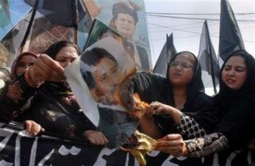 ملتان،مسلم لیگ ن کی خواتین کارکن احتجاجی مظاہرے کے دوران ..