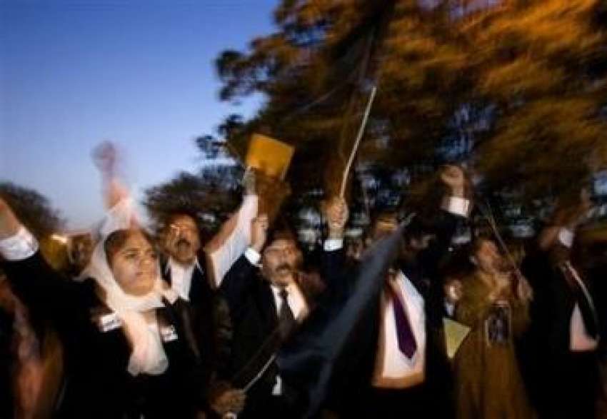 اسلام آباد،وکلا معزول ججز کی بحالی کیلئے احتجاج کر رہے ہییں۔
