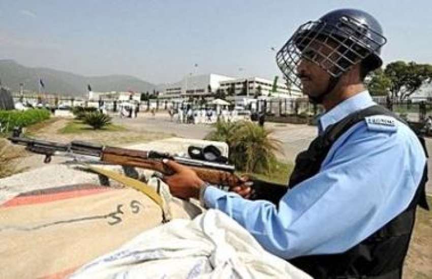 اسلام آباد، پارلیمنٹ ہائوس کے باہر پولیس اہلکار مورچے بنائے ..