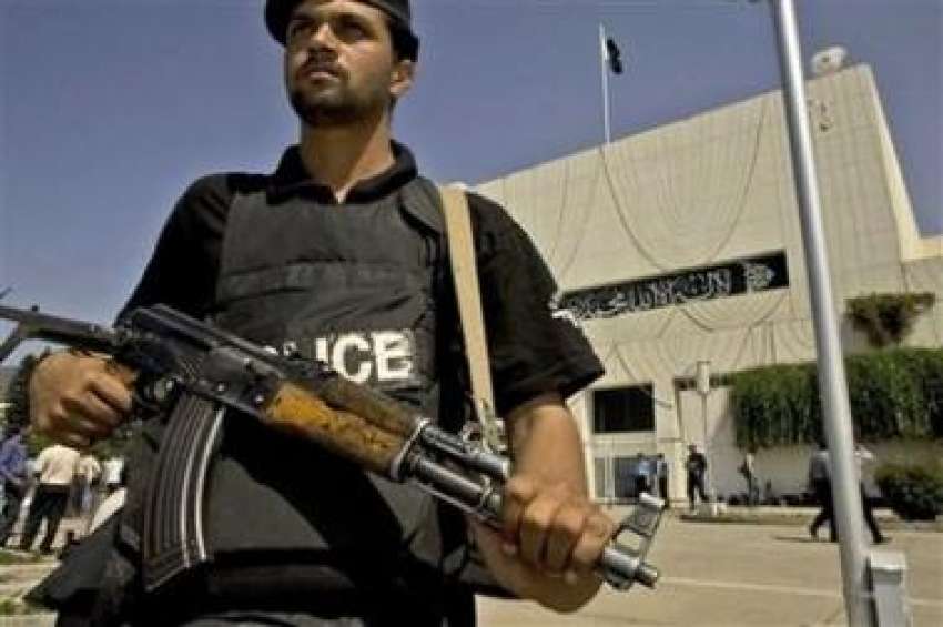 اسلام آباد، پارلیمنٹ ہائوس کے سامنے مسلح پولیس اہلکار پہرہ ..