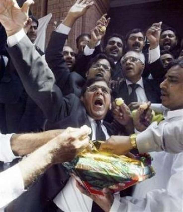 لاہور،وکلا معزول ججز کی رہائی کی خوشی میں مٹھائی بانٹ رہے ..