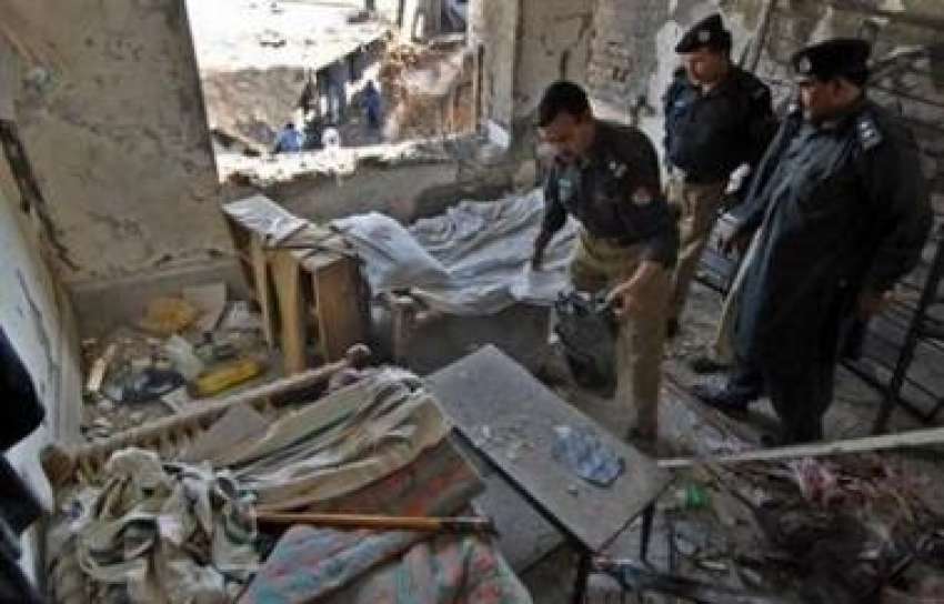 مردان،پولیس اہلکار بم دھماکے والی جگہ کا معائنہ کر رہے ہیں۔