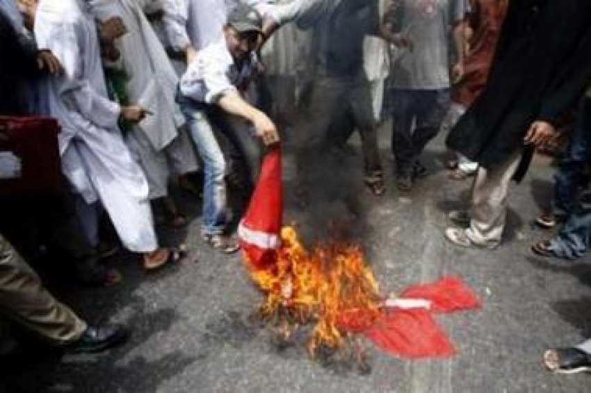 کراچی،ناموس رسالت ریلی میں مشتعل مظاہرین ہالینڈ کا جھنڈا ..
