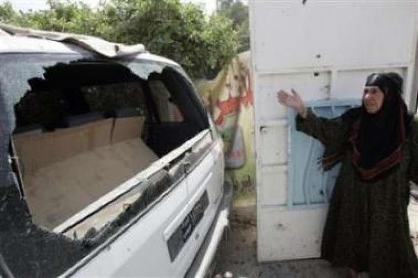 بغداد، ایک عراقی خاتون فسادات کے دوران تباہ ہونے والی اپنی ..