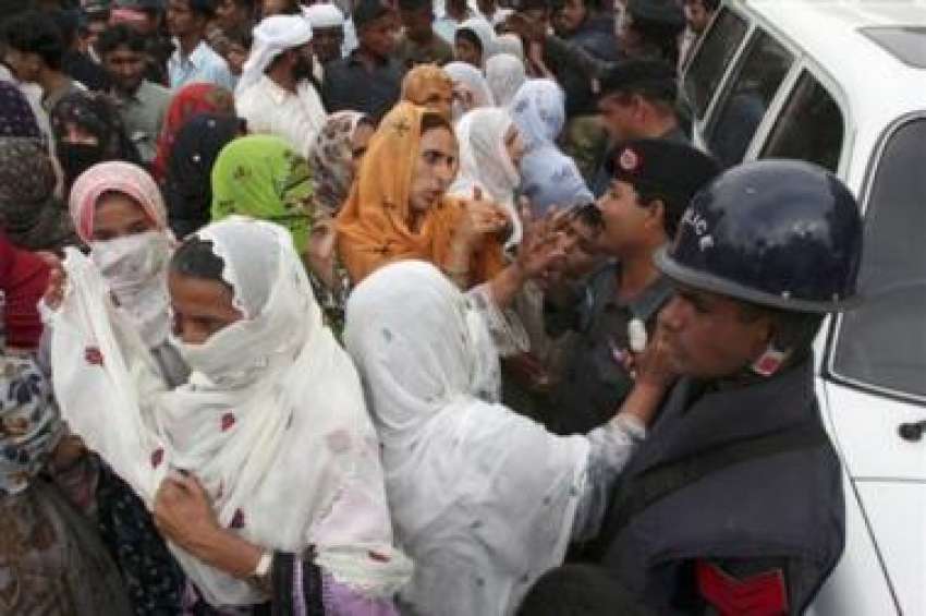 کراچی،لیاری کے علاقہ کی رہائشی خواتین مسلح گروپوں میں تصادم ..