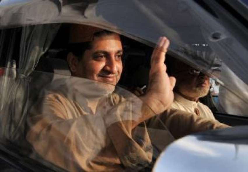 کراچی،سرداراخترمینگل 2سالہ قید سے رہائی کے بعد گاڑی میں ..