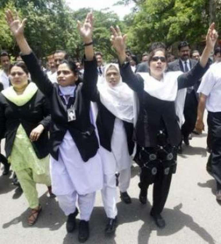 لاہور،خواتین وکلامعزول ججز کی بحالی کیلئے احتجاج کر رہی ..