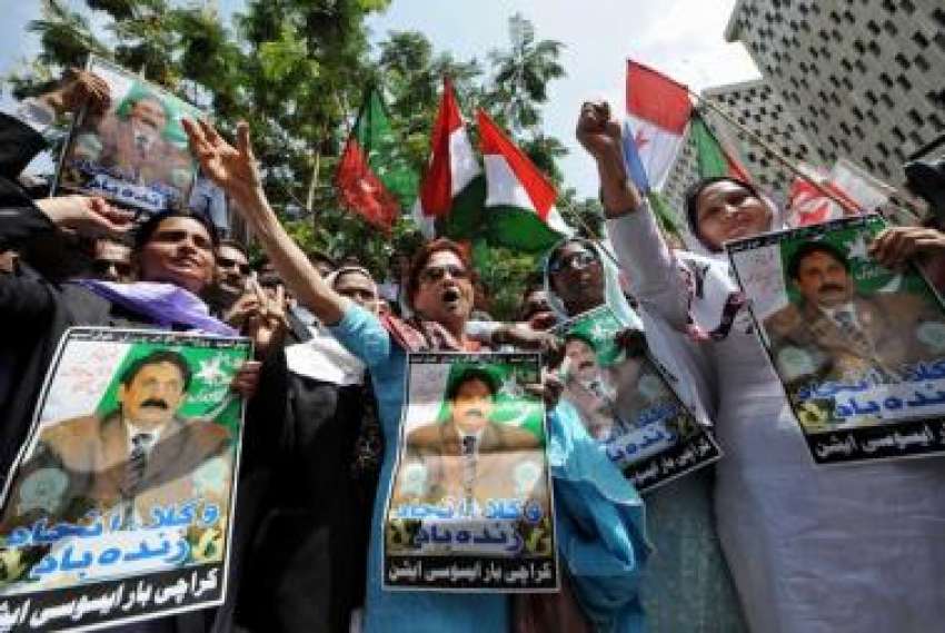 کراچی،مختلف سیاسی جماعتوں کے کارکن ججز کی بحالی کیلئے احتجاج ..