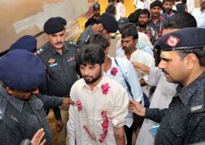کراچی،پاکستانی جیل سے رہا ہونیوالے بھارتی ماہی گیر پولیس ..