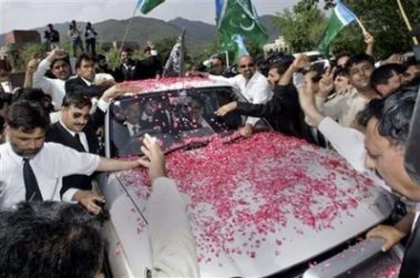 اسلام آباد،وکلا معزول چیف جسٹس افتخار چوہدری کے قافلے کی ..