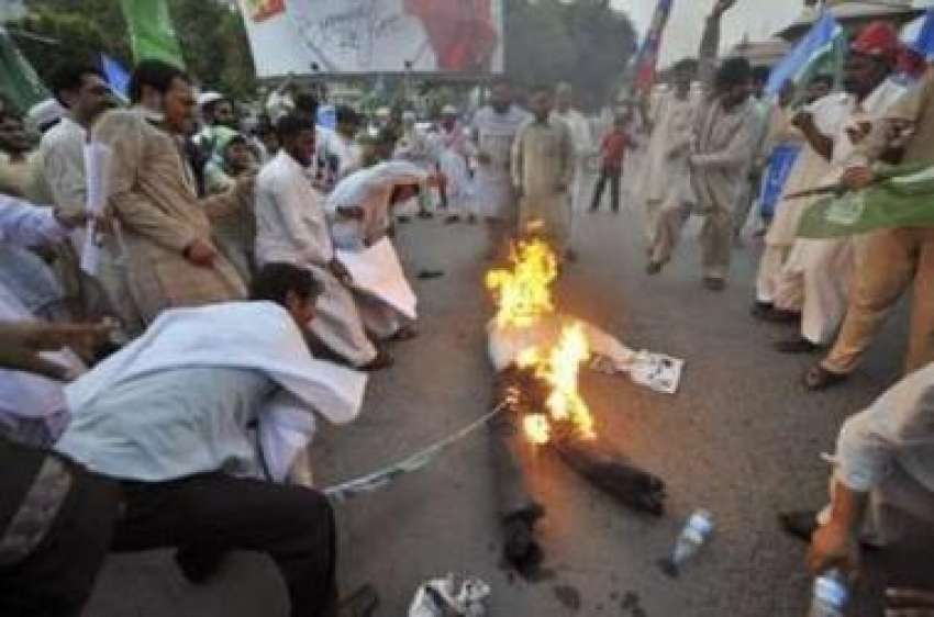 لاہور،جماعت اسلامی کے کارکن احتجاجی ریلی کے دوران صدرمشرف ..
