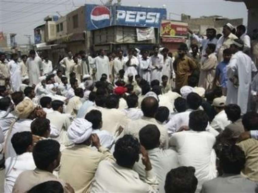 ڈیرہ اسماعیل خان،شہری 5افراد کے قتل کیخلاف احتجاج کر رہے ..