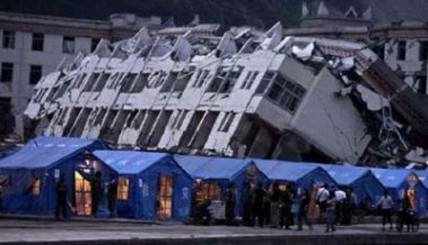 سیچوآن،چینی زلزلہ متاثرین زلزلہ نے شدیدمتاثرہ ایک عمارت ..