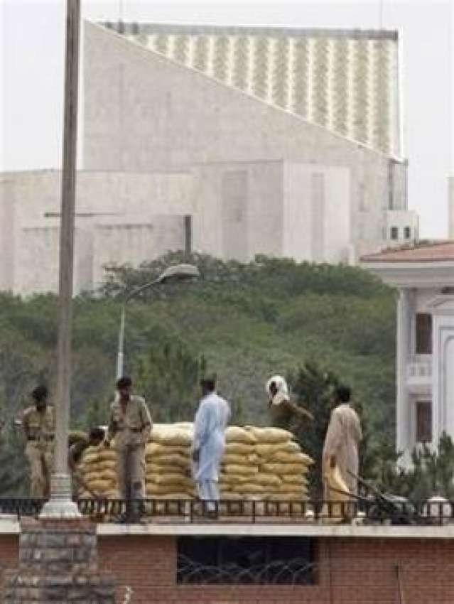 اسلام آباد، فوجی اہلکار پارلیمنٹ ہائوس کے سامنے مورچے تیار ..