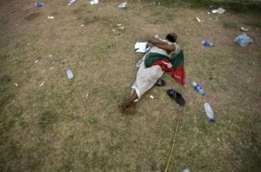 اسلام آباد، لانگ مارچ میں شریک ایک سیاسی کارکن تھکاوٹ  کے ..
