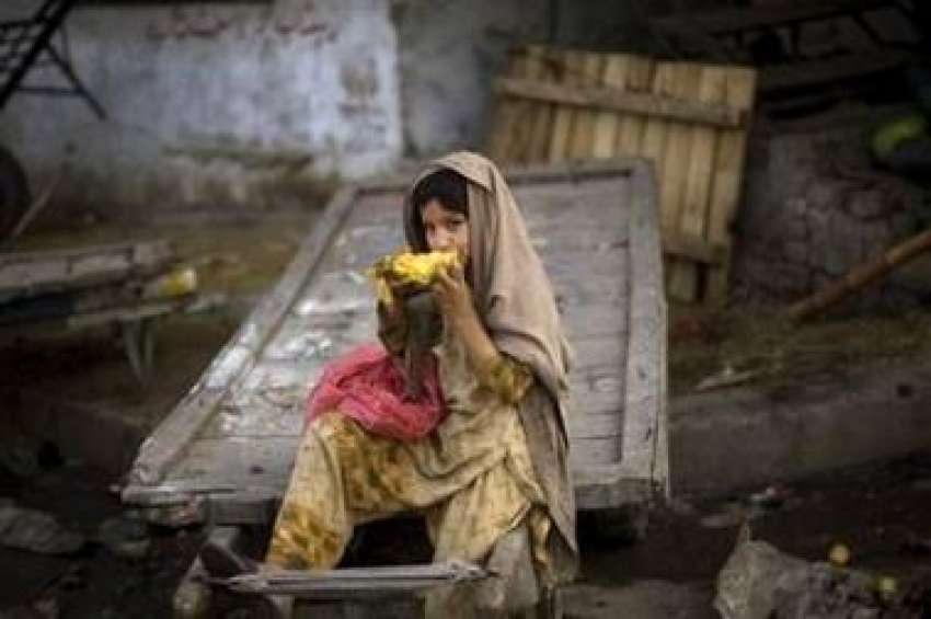 اسلام آباد، وفاقی دارلحکومت کی فروٹ مارکیٹ کے باہر ایک غریب ..