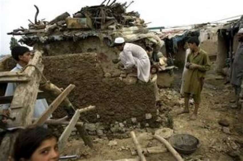 اسلام آباد، افغان مہاجرین مہاجر کیمپ میں اپنے گھروں کی مرمت ..